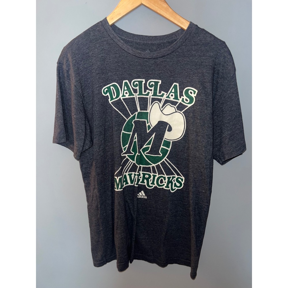 Adidas Dallas Mavericks Mens Graphic T-Shirt‎ Charcoal Grey Heather NBA Logo M
